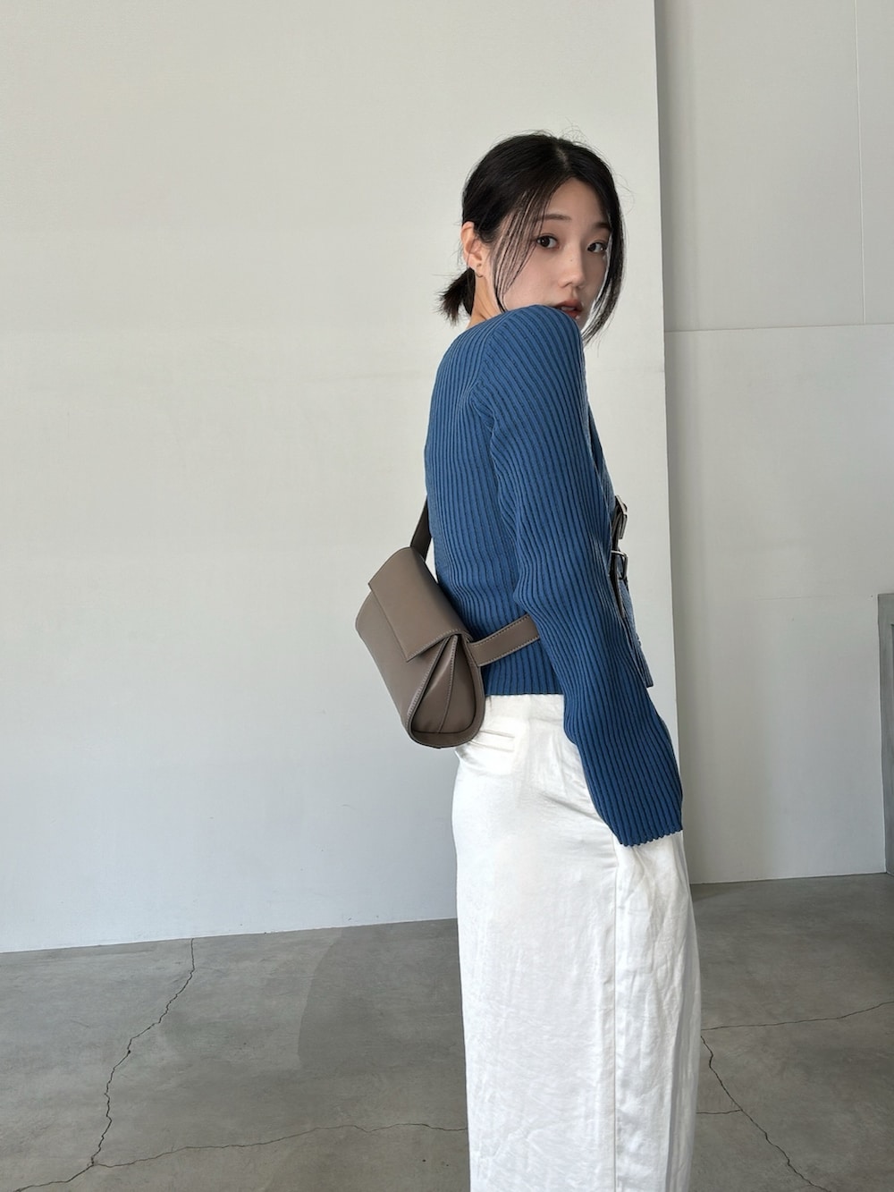 「サテンパンツ、レイヤードスタイル、カーディガン、ブルーコーデ、ブルー x ホワイト、秋コーデ、秋服準備はじめました、高身長女子」｜「select MOCAのキャミ＆カーディガンドッキング長袖トップス（ニット/セーター、ブルー系）」を使った、yuriさん（レディース・167cm）の秋コーディネートの6枚目の写真