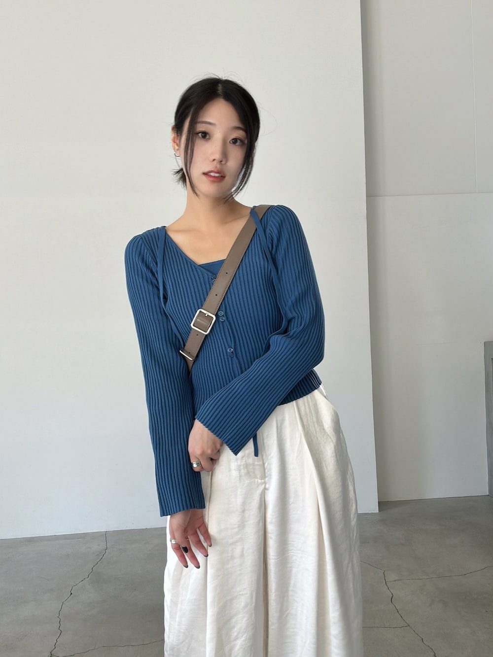 「サテンパンツ、レイヤードスタイル、カーディガン、ブルーコーデ、ブルー x ホワイト、秋コーデ、秋服準備はじめました、高身長女子」｜「select MOCAのキャミ＆カーディガンドッキング長袖トップス（ニット/セーター、ブルー系）」を使った、yuriさん（レディース・167cm）の秋コーディネートの4枚目の写真