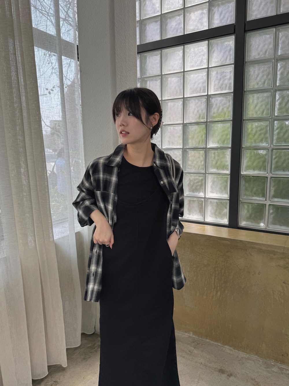 「春めき満開コーデ、チェック、チェックシャツ、ワンピース、レイヤードスタイル、黒ワンピ、モノトーンコーデ、高身長女子、高身長コーデ」｜「select MOCA by sonのアメスリレイヤードワンピースセット（ワンピース、ブラック系）」を使った、yuriさん（骨格ストレート・レディース・167cm）の春コーディネートの5枚目の写真