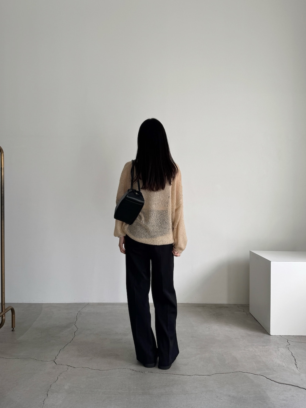 「ベージュニット、シアー、シアートップス、シアーニット、モヘアニット、モヘアライクニット、高身長、高身長女子、高身長コーデ、スラックス、スラックスパンツ、スラックスコーデ」｜「select MOCAのモヘアタッチローゲージシアープルオーバー（ニット/セーター、ベージュ系）」を使った、yuriさん（骨格ストレート・レディース・167cm）の冬コーディネートの3枚目の写真