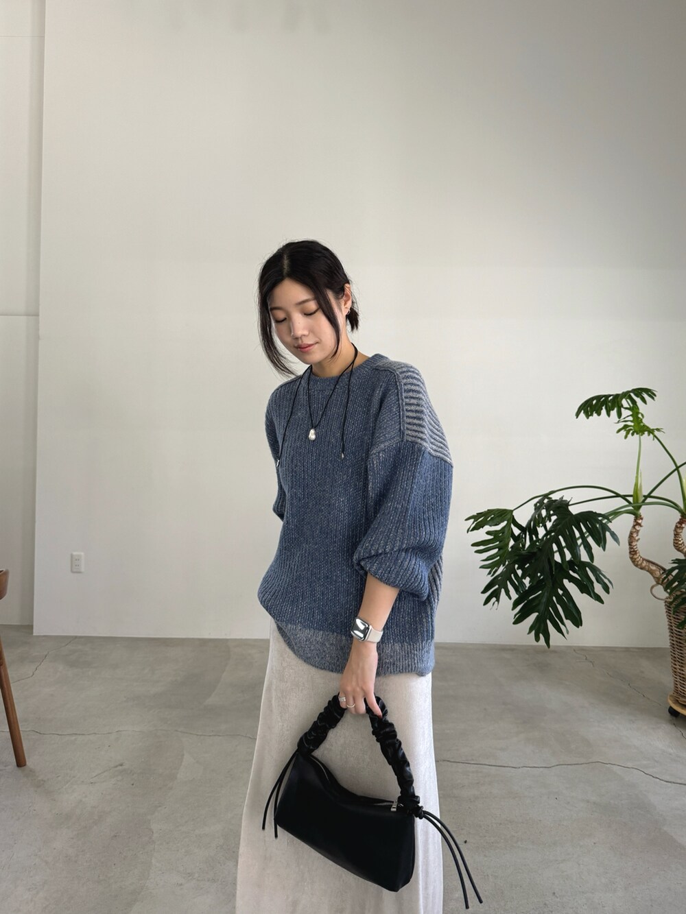 「ニット、ニットコーデ、ブルーニット、ブルー x ホワイト、スカート、ロングスカート、シャイニースカート、大人カジュアル、高身長女子」｜「select MOCAのメランジ配色リブニットトップス（ニット/セーター、ブルー系）」を使った、yuriさん（レディース・167cm）の秋コーディネートの3枚目の写真