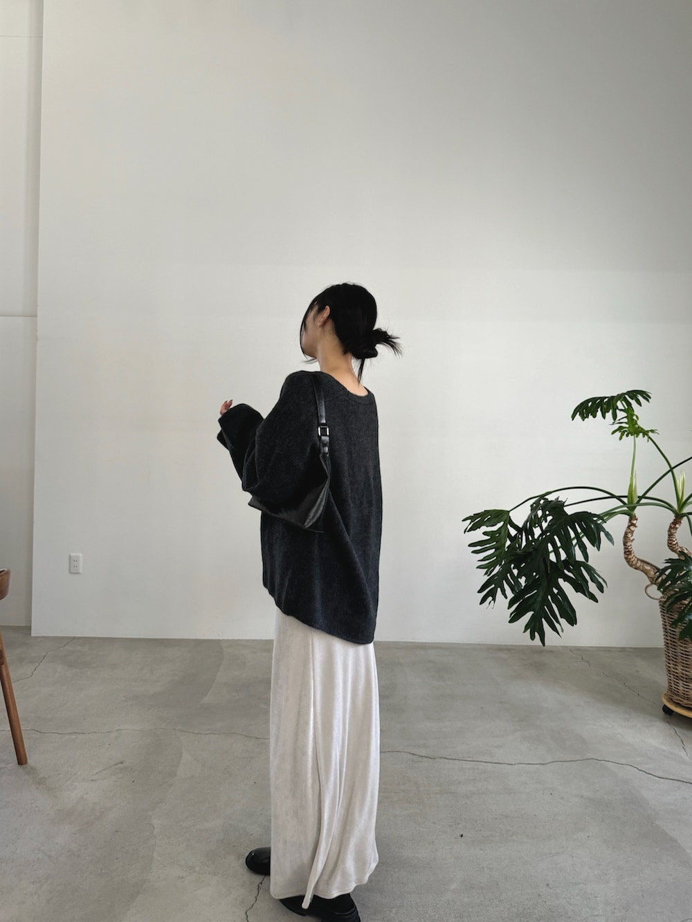 「カーディガン、カーディガンコーデ、ニットカーディガン、ロングスカート、シャイニースカート、秋コーデ、高身長女子」｜「select MOCA by sonの【サイズ展開あり】スリーブリンキングVネックカーディガン（カーディガン/ボレロ、グレー系）」を使った、yuriさん（レディース・167cm）の秋コーディネートの3枚目の写真