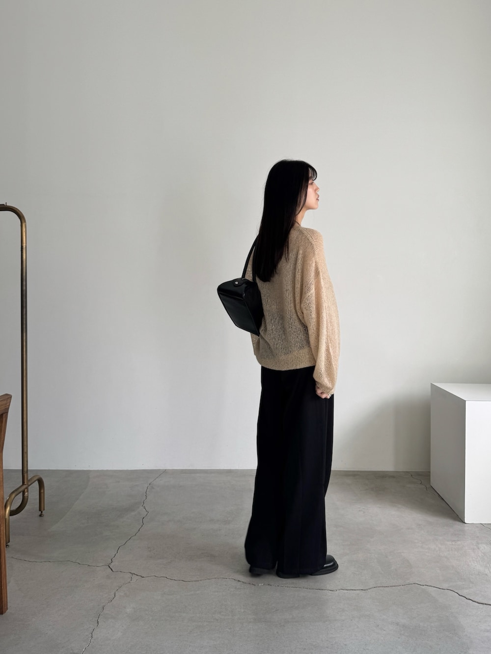 「ベージュニット、シアー、シアートップス、シアーニット、モヘアニット、モヘアライクニット、高身長、高身長女子、高身長コーデ、スラックス、スラックスパンツ、スラックスコーデ」｜「select MOCAのモヘアタッチローゲージシアープルオーバー（ニット/セーター、ベージュ系）」を使った、yuriさん（骨格ストレート・レディース・167cm）の冬コーディネートの6枚目の写真