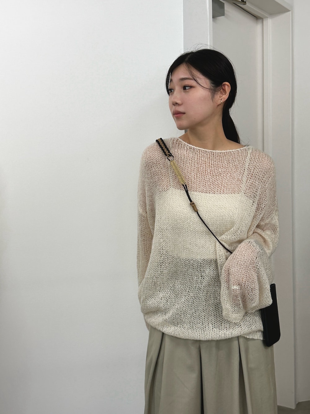 「休日スタイル、きれいめカジュアル、夏コーデ、ワントーンコーデ、ナチュラル、骨格ストレート」｜「select MOCAのモヘアタッチローゲージシアープルオーバー（ニット/セーター、ホワイト系）」を使った、yuriさん（レディース・167cm）の夏コーディネートの2枚目の写真