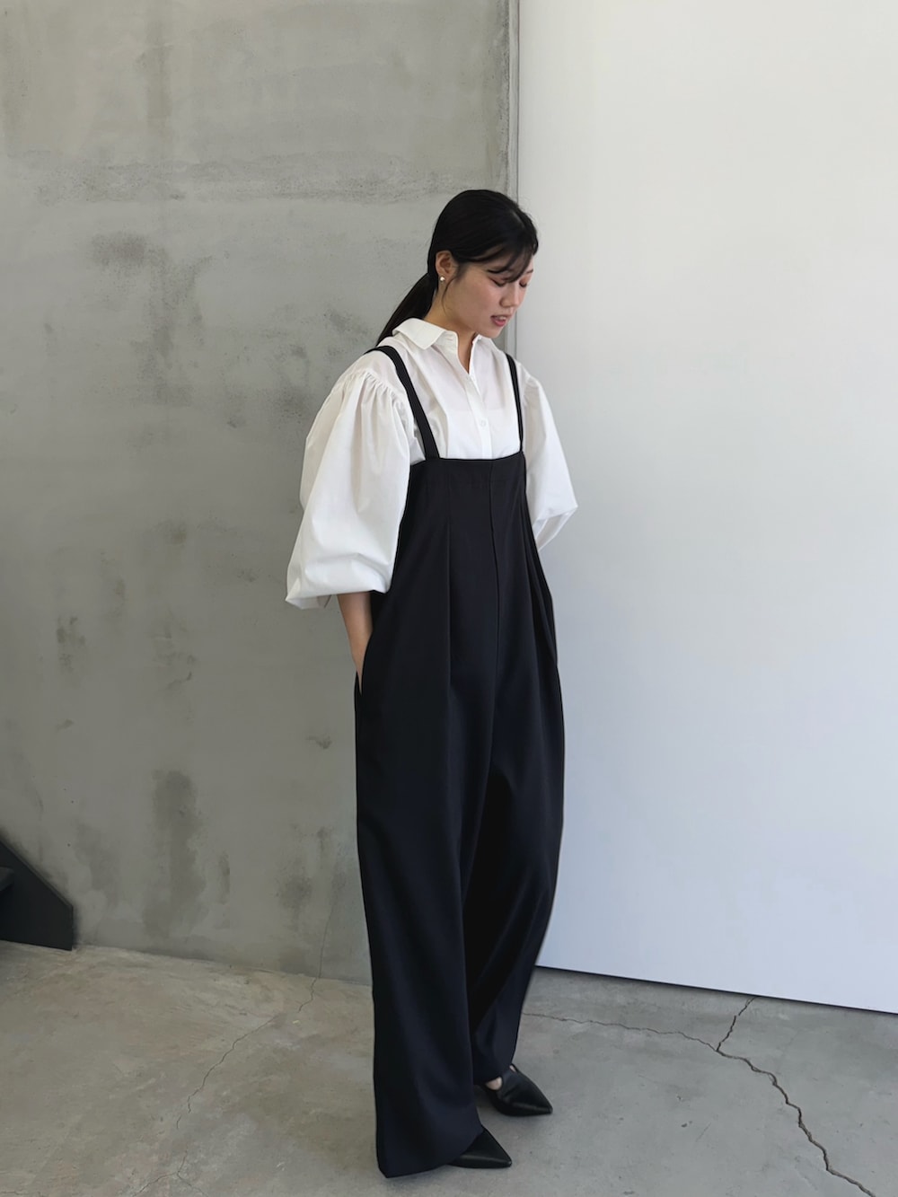 「サロペット、サロペットコーデ、サロペットパンツ、ハンサムコーデ、高身長女子、高身長コーデ、春コーデ」｜「select MOCA Etのノーカラージャケットサロペットセットアップ（サロペット/オーバーオール、ブラック系）」を使った、yuriさん（骨格ストレート・レディース・167cm）の冬コーディネートの2枚目の写真