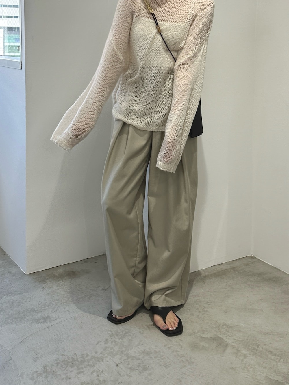 「休日スタイル、きれいめカジュアル、夏コーデ、ワントーンコーデ、ナチュラル、骨格ストレート」｜「select MOCAのモヘアタッチローゲージシアープルオーバー（ニット/セーター、ホワイト系）」を使った、yuriさん（レディース・167cm）の夏コーディネートの4枚目の写真
