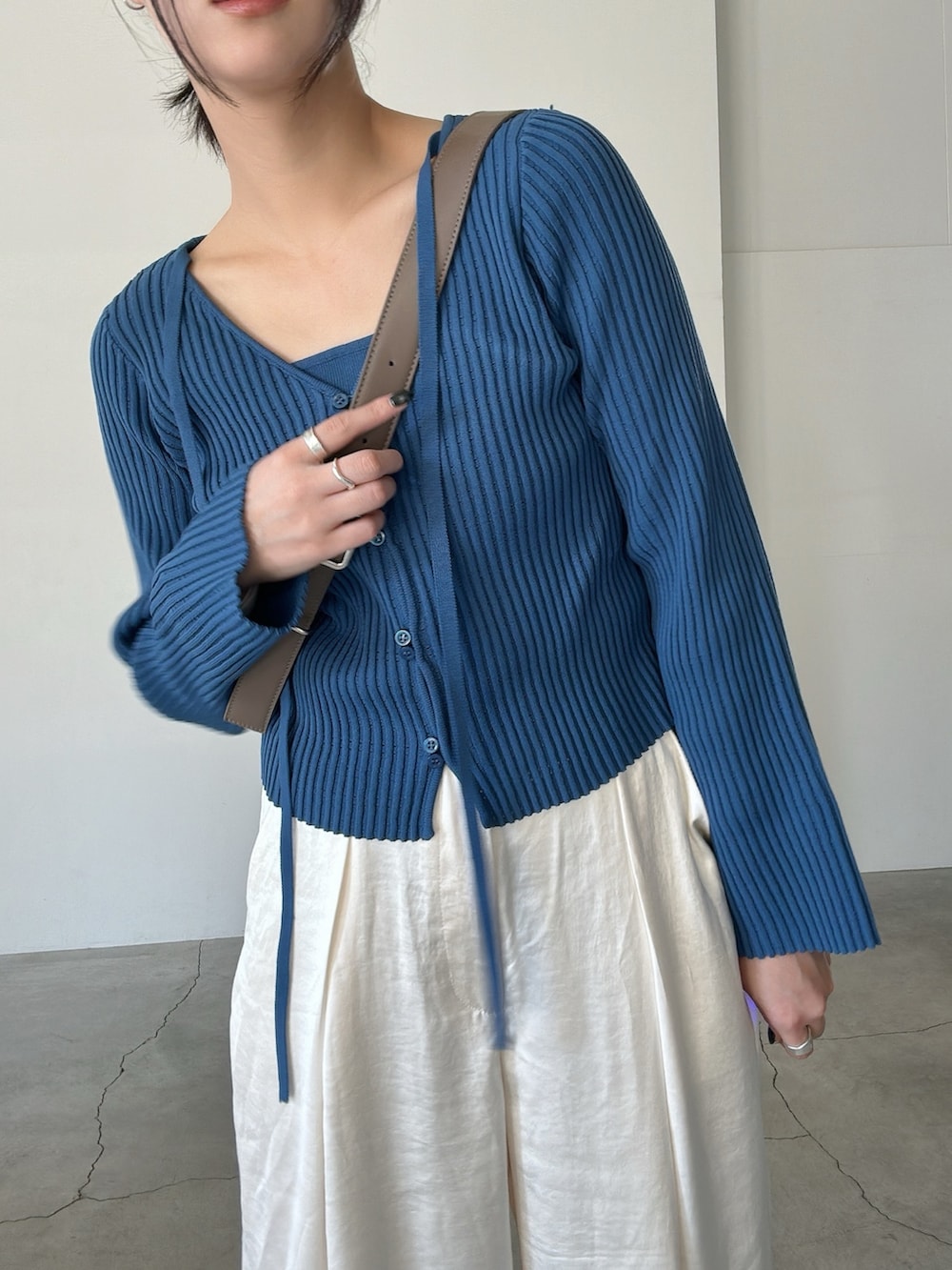 「サテンパンツ、レイヤードスタイル、カーディガン、ブルーコーデ、ブルー x ホワイト、秋コーデ、秋服準備はじめました、高身長女子」｜「select MOCAのキャミ＆カーディガンドッキング長袖トップス（ニット/セーター、ブルー系）」を使った、yuriさん（レディース・167cm）の秋コーディネートの5枚目の写真
