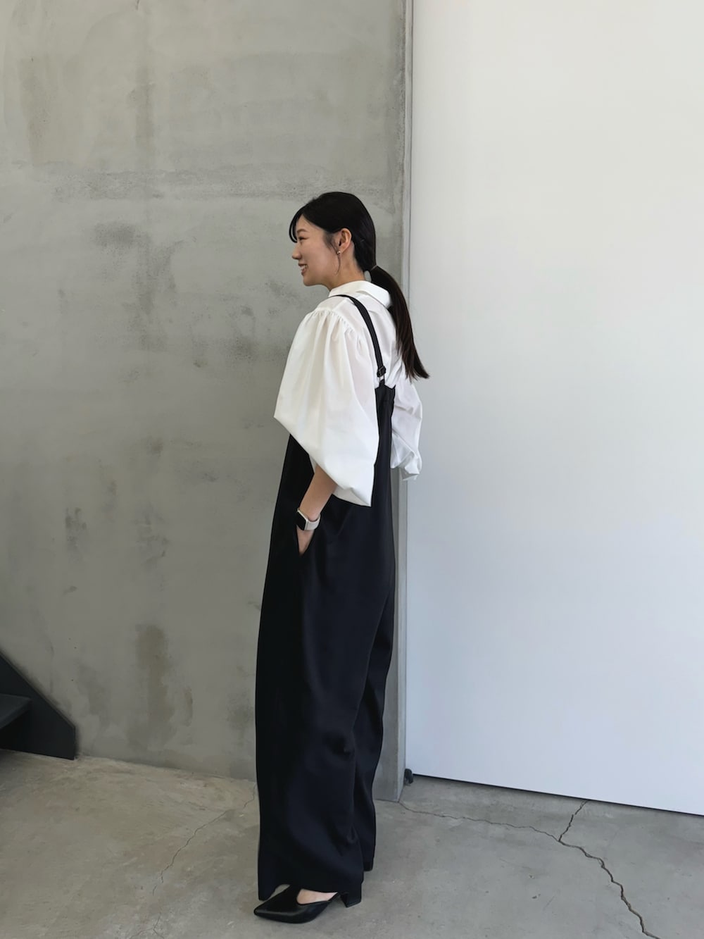 「サロペット、サロペットコーデ、サロペットパンツ、ハンサムコーデ、高身長女子、高身長コーデ、春コーデ」｜「select MOCA Etのノーカラージャケットサロペットセットアップ（サロペット/オーバーオール、ブラック系）」を使った、yuriさん（骨格ストレート・レディース・167cm）の冬コーディネートの3枚目の写真