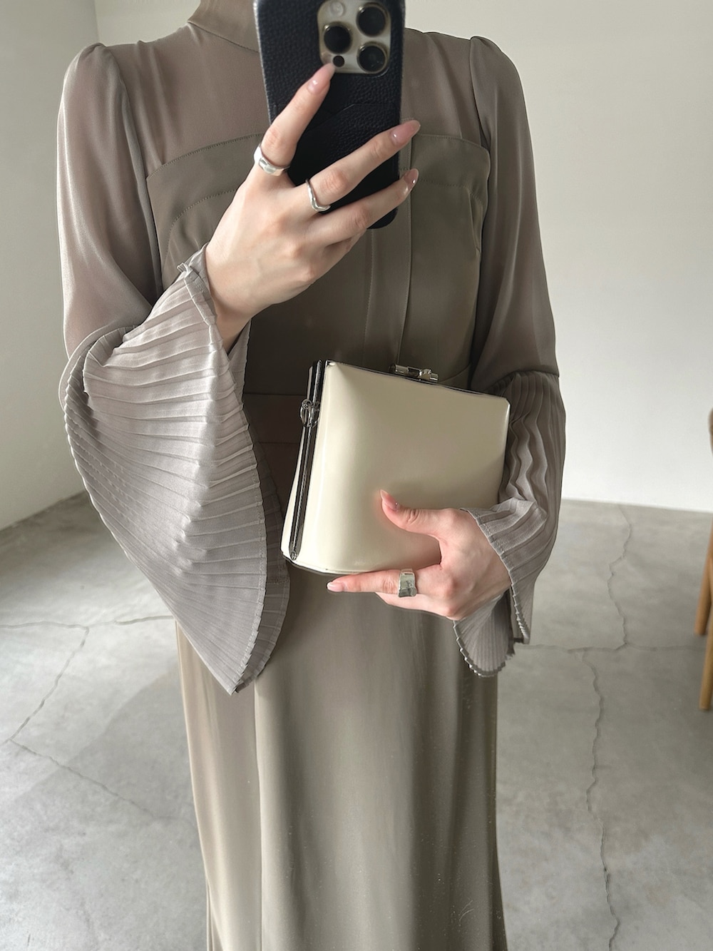 「オケージョン、結婚式、結婚式二次会スタイル、お呼ばれスタイル」｜「select MOCAの【オケージョン/結婚式】プリーツフレアスリーブロングワンピース（ワンピース、グレー系）」を使った、yuriさん（レディース・167cm）の夏コーディネートの6枚目の写真