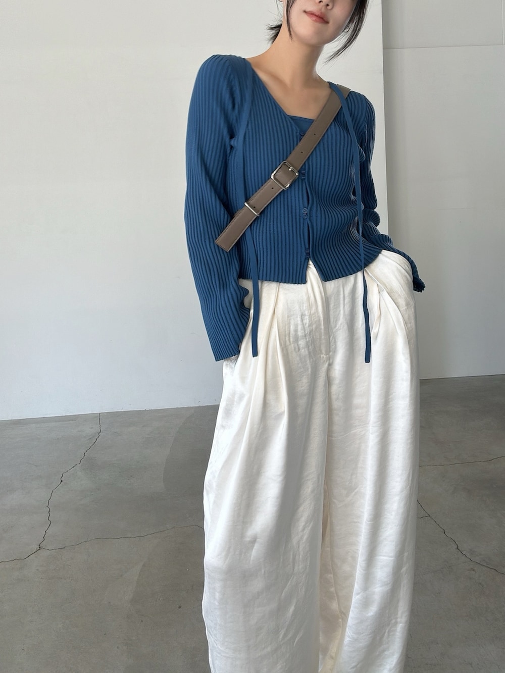 「サテンパンツ、レイヤードスタイル、カーディガン、ブルーコーデ、ブルー x ホワイト、秋コーデ、秋服準備はじめました、高身長女子」｜「select MOCAのキャミ＆カーディガンドッキング長袖トップス（ニット/セーター、ブルー系）」を使った、yuriさん（レディース・167cm）の秋コーディネートの2枚目の写真