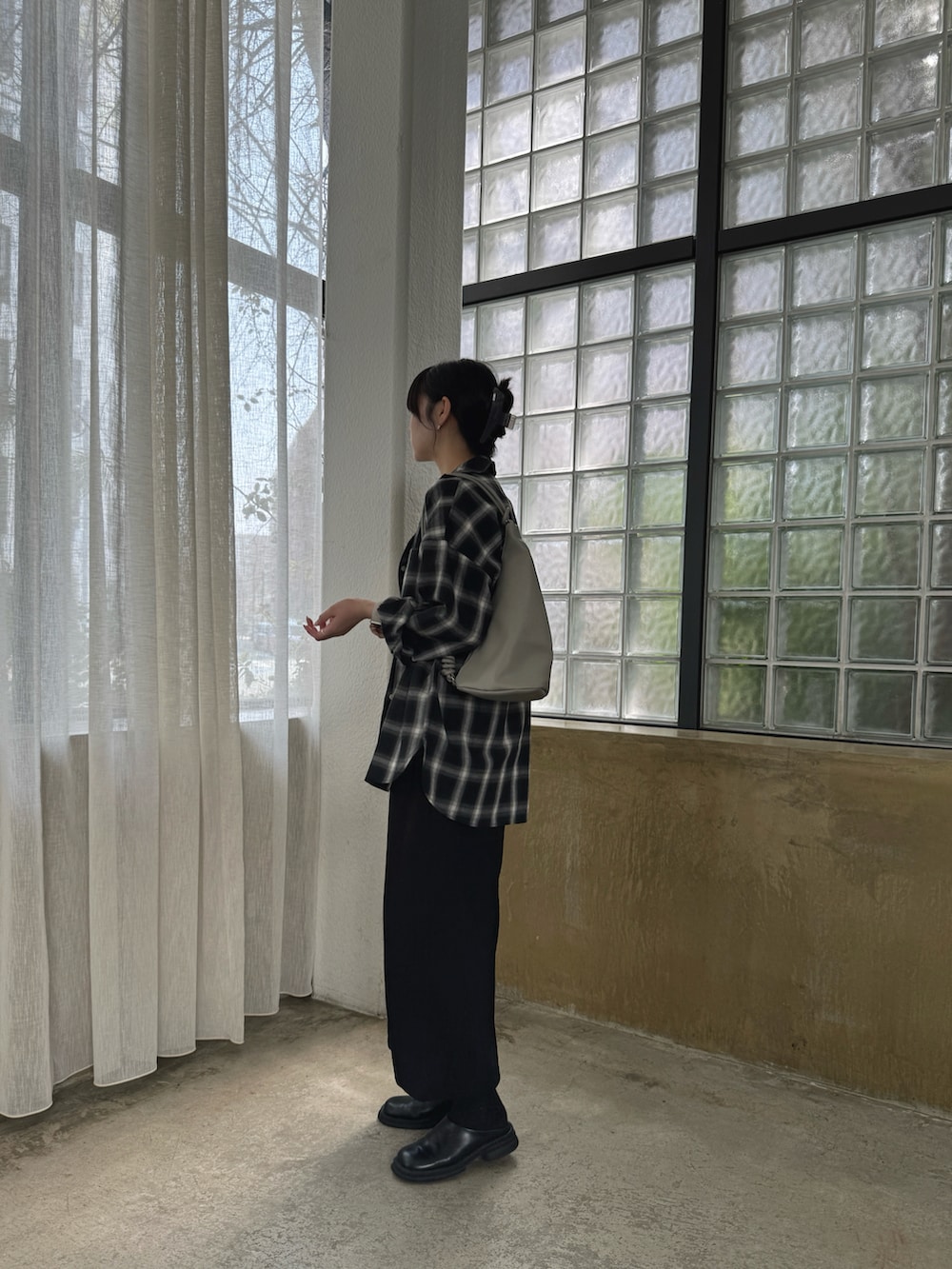 「春めき満開コーデ、チェック、チェックシャツ、ワンピース、レイヤードスタイル、黒ワンピ、モノトーンコーデ、高身長女子、高身長コーデ」｜「select MOCA by sonのアメスリレイヤードワンピースセット（ワンピース、ブラック系）」を使った、yuriさん（骨格ストレート・レディース・167cm）の春コーディネートの2枚目の写真