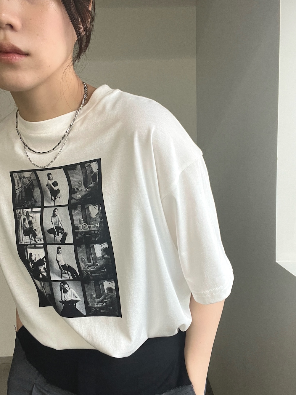 「休日スタイル、きれいめカジュアル、ロゴT、Tシャツ」｜「select MOCA by sonのアソートプリントオーバーサイズTシャツ（Tシャツ/カットソー、ホワイト系）」を使った、yuriさん（レディース・167cm）の夏コーディネートの5枚目の写真