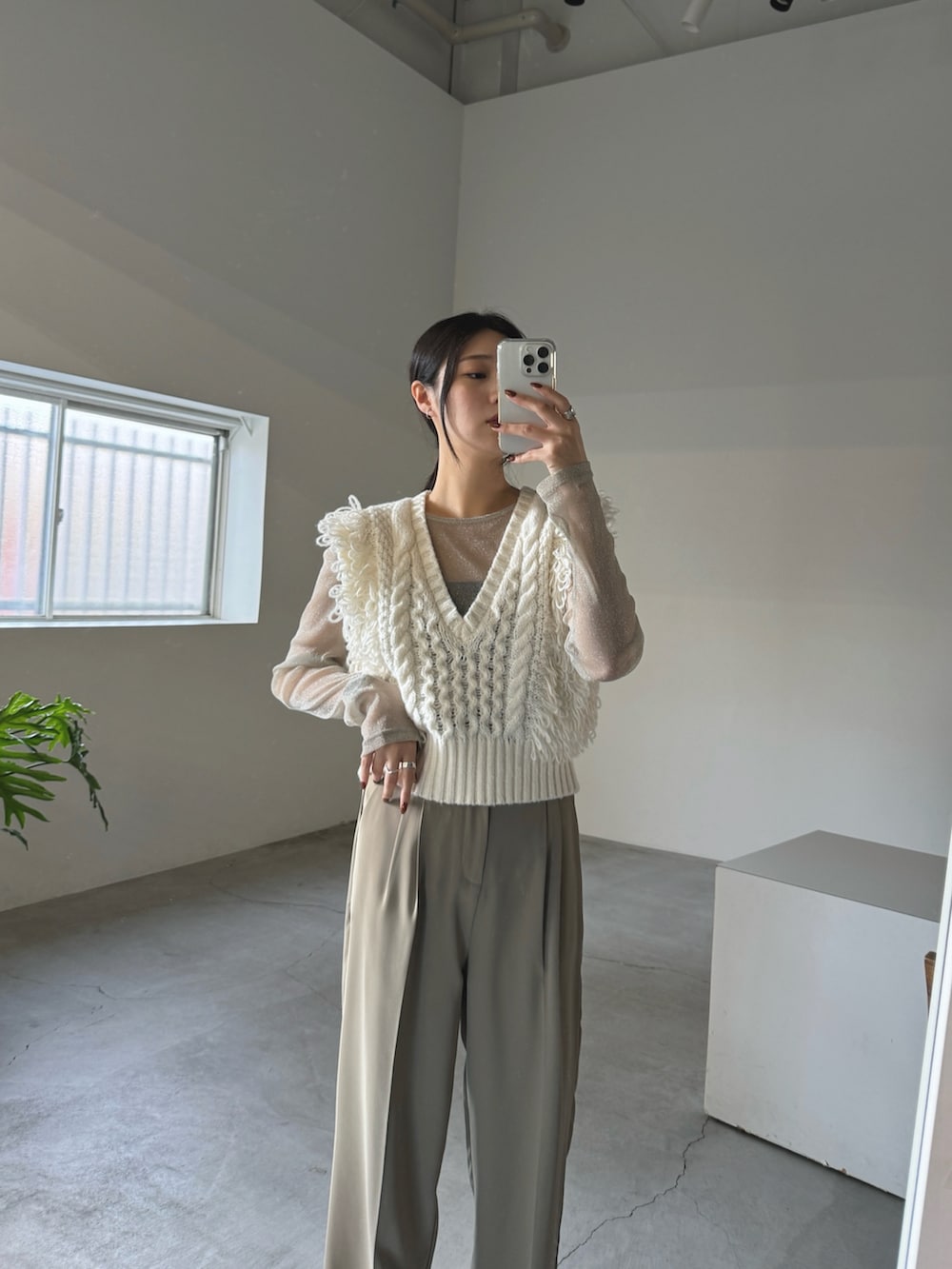 「ベスト、ニットベスト、ベストコーデ、ワントーンコーデ、ベージュコーデ、大人カジュアル、秋コーデ、スラックス、スラックスコーデ」｜「select MOCAのフリンジケーブルニットベスト（ベスト、ホワイト系）」を使った、yuriさん（レディース・167cm）の秋コーディネートの3枚目の写真