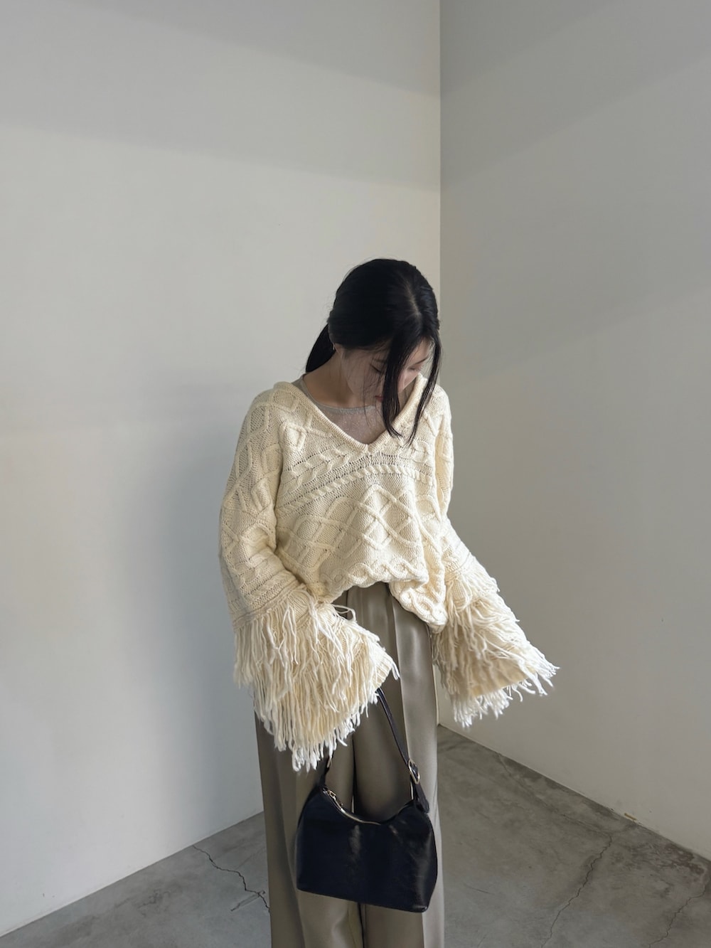 「ベージュニット、アイボリーニット、ニットコーデ、ボリュームニット、フリンジニット、ワントーンコーデ、淡色コーデ、大人カジュアル、高身長女子」｜「select MOCAのフリンジスリーブオーバーアランニット（ニット/セーター、ホワイト系）」を使った、yuriさん（レディース・167cm）の秋コーディネートの2枚目の写真