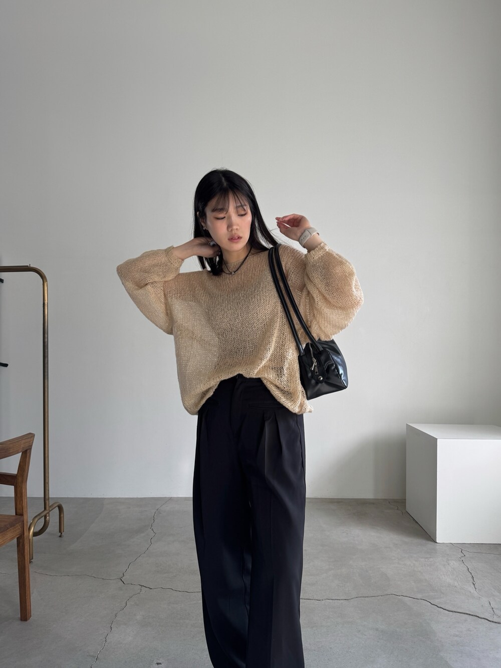 「ベージュニット、シアー、シアートップス、シアーニット、モヘアニット、モヘアライクニット、高身長、高身長女子、高身長コーデ、スラックス、スラックスパンツ、スラックスコーデ」｜「select MOCAのモヘアタッチローゲージシアープルオーバー（ニット/セーター、ベージュ系）」を使った、yuriさん（骨格ストレート・レディース・167cm）の冬コーディネートの5枚目の写真
