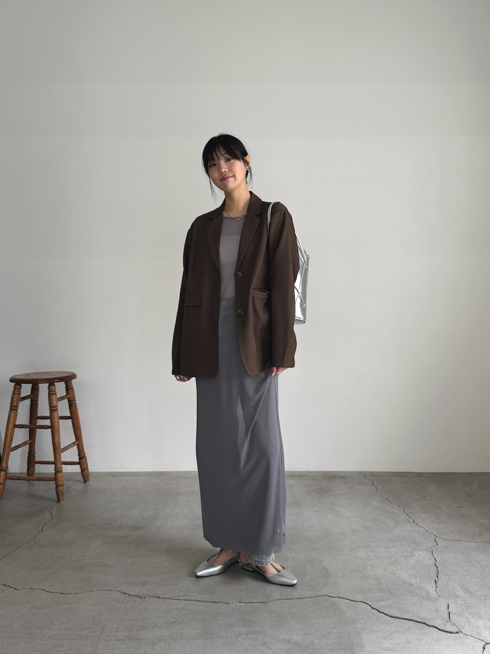 「ジャケット、テーラードジャケット、春コーデ、オトナカワイイ、きれいめカジュアル、ジャケットコーデ、シンプルコーデ、シアーワンピース、高身長女子、高身長コーデ、レイヤードスタイル、デニム、デニムパンツ」｜「select MOCA by sonのシアーストレッチロングワンピース（ワンピース、グレー系）」を使った、yuriさん（骨格ストレート・レディース・167cm）の春コーディネートの7枚目の写真