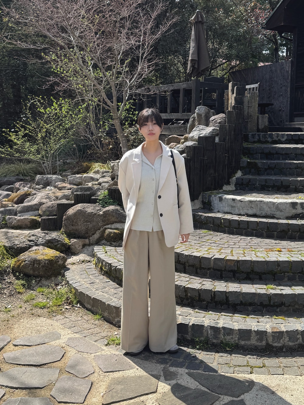 「ジャケット、ジャケットスタイル、ジャケットコーデ、アイボリー、淡色コーデ、淡色女子、ベージュパンツ、ベージュコーデ、スラックス、春コーデ、高身長女子、高身長コーデ、ワントーンコーデ」｜「select MOCAのバックオープンテーラードジャケット（テーラードジャケット、ホワイト系）」を使った、yuriさん（骨格ストレート・レディース・167cm）の春コーディネートの3枚目の写真