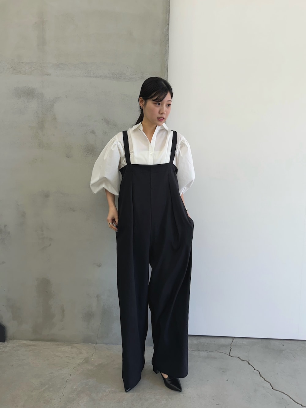 「サロペット、サロペットコーデ、サロペットパンツ、ハンサムコーデ、高身長女子、高身長コーデ、春コーデ」｜「select MOCA Etのノーカラージャケットサロペットセットアップ（サロペット/オーバーオール、ブラック系）」を使った、yuriさん（骨格ストレート・レディース・167cm）の冬コーディネートの4枚目の写真
