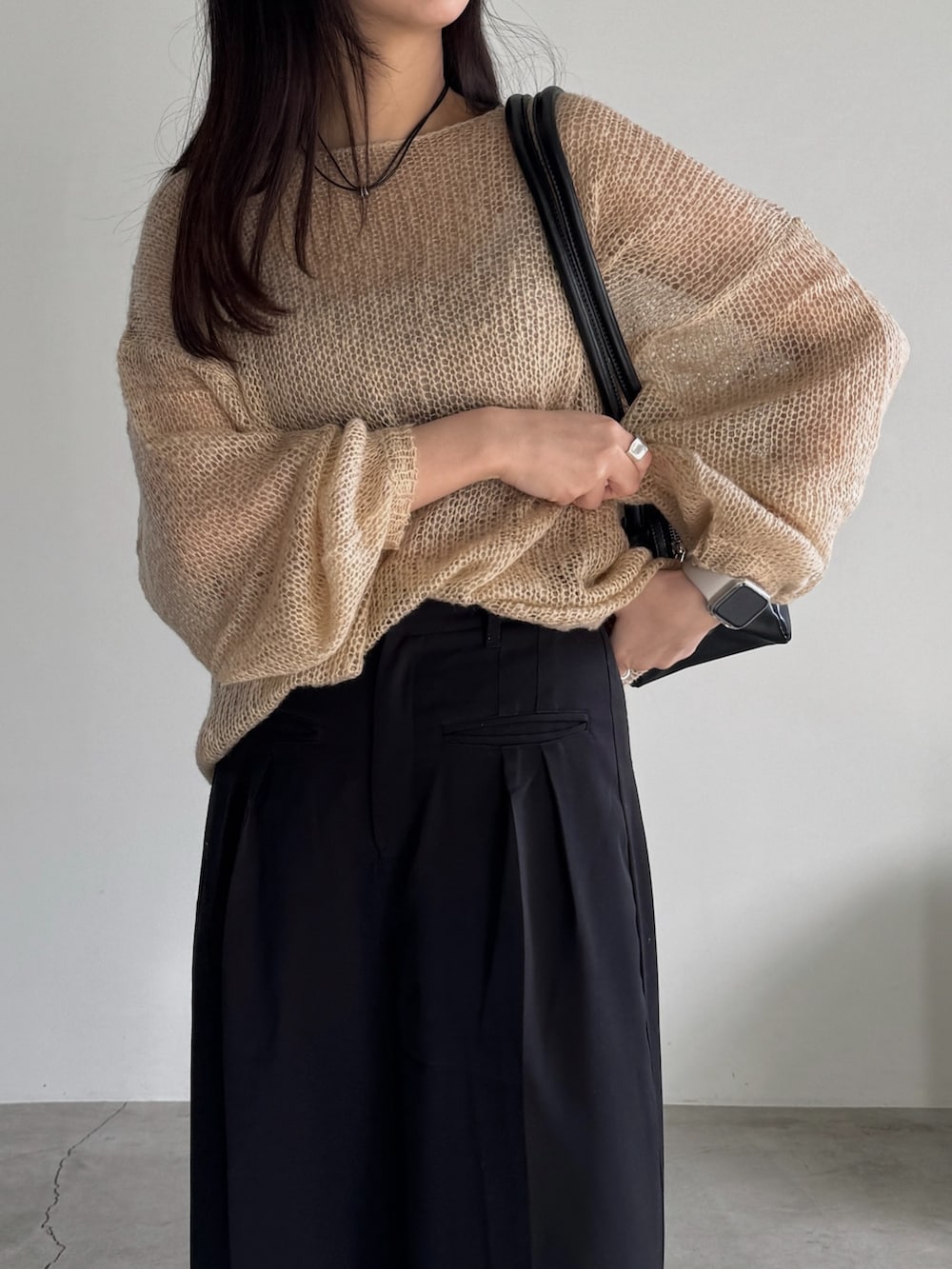 「ベージュニット、シアー、シアートップス、シアーニット、モヘアニット、モヘアライクニット、高身長、高身長女子、高身長コーデ、スラックス、スラックスパンツ、スラックスコーデ」｜「select MOCAのモヘアタッチローゲージシアープルオーバー（ニット/セーター、ベージュ系）」を使った、yuriさん（骨格ストレート・レディース・167cm）の冬コーディネートの4枚目の写真