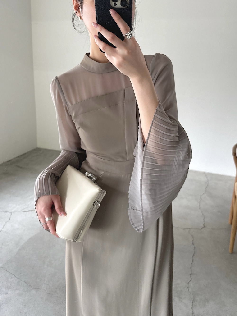 「オケージョン、結婚式、結婚式二次会スタイル、お呼ばれスタイル」｜「select MOCAの【オケージョン/結婚式】プリーツフレアスリーブロングワンピース（ワンピース、グレー系）」を使った、yuriさん（レディース・167cm）の夏コーディネートの4枚目の写真