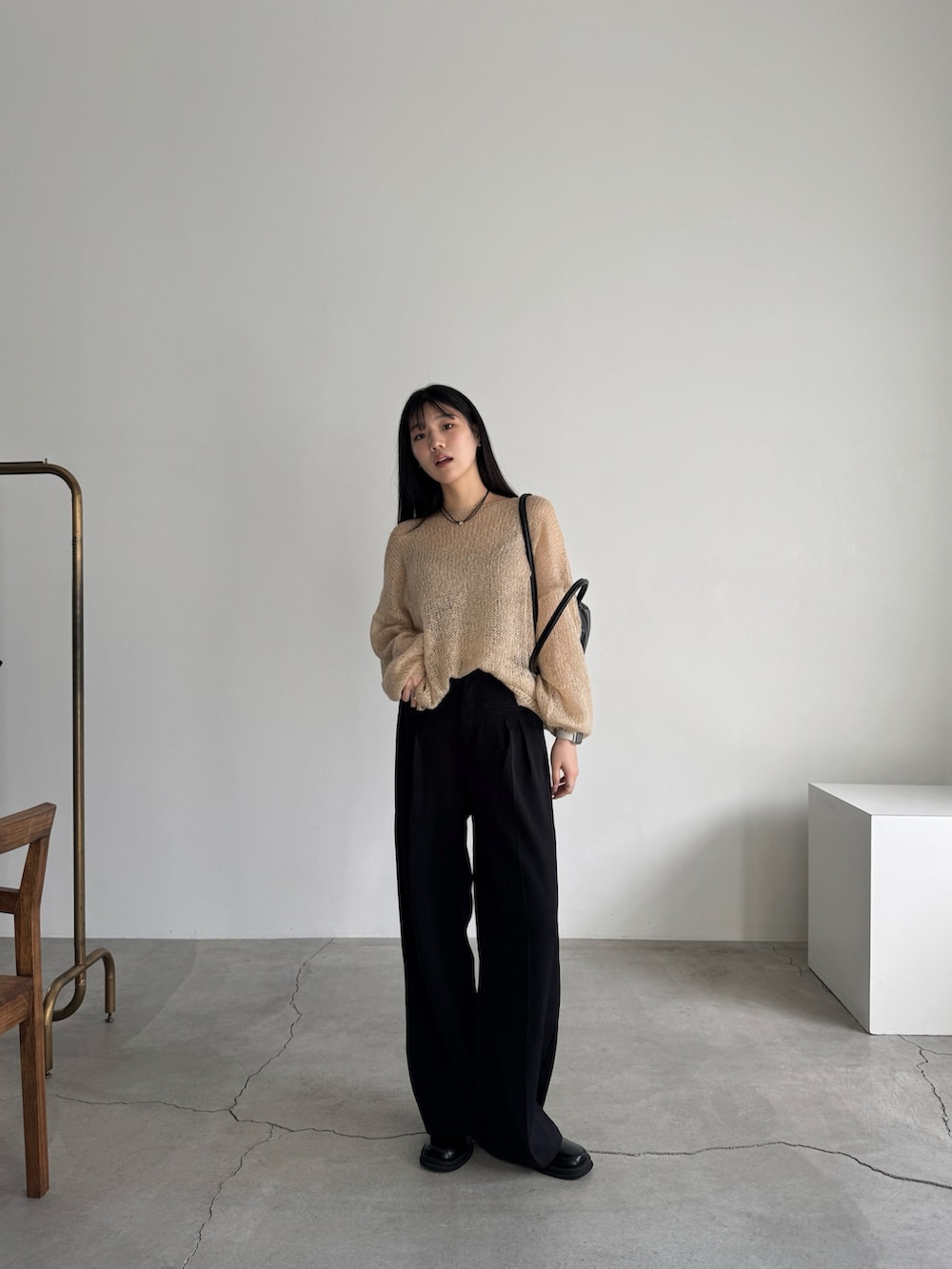 「ベージュニット、シアー、シアートップス、シアーニット、モヘアニット、モヘアライクニット、高身長、高身長女子、高身長コーデ、スラックス、スラックスパンツ、スラックスコーデ」｜「select MOCAのモヘアタッチローゲージシアープルオーバー（ニット/セーター、ベージュ系）」を使った、yuriさん（骨格ストレート・レディース・167cm）の冬コーディネートの2枚目の写真