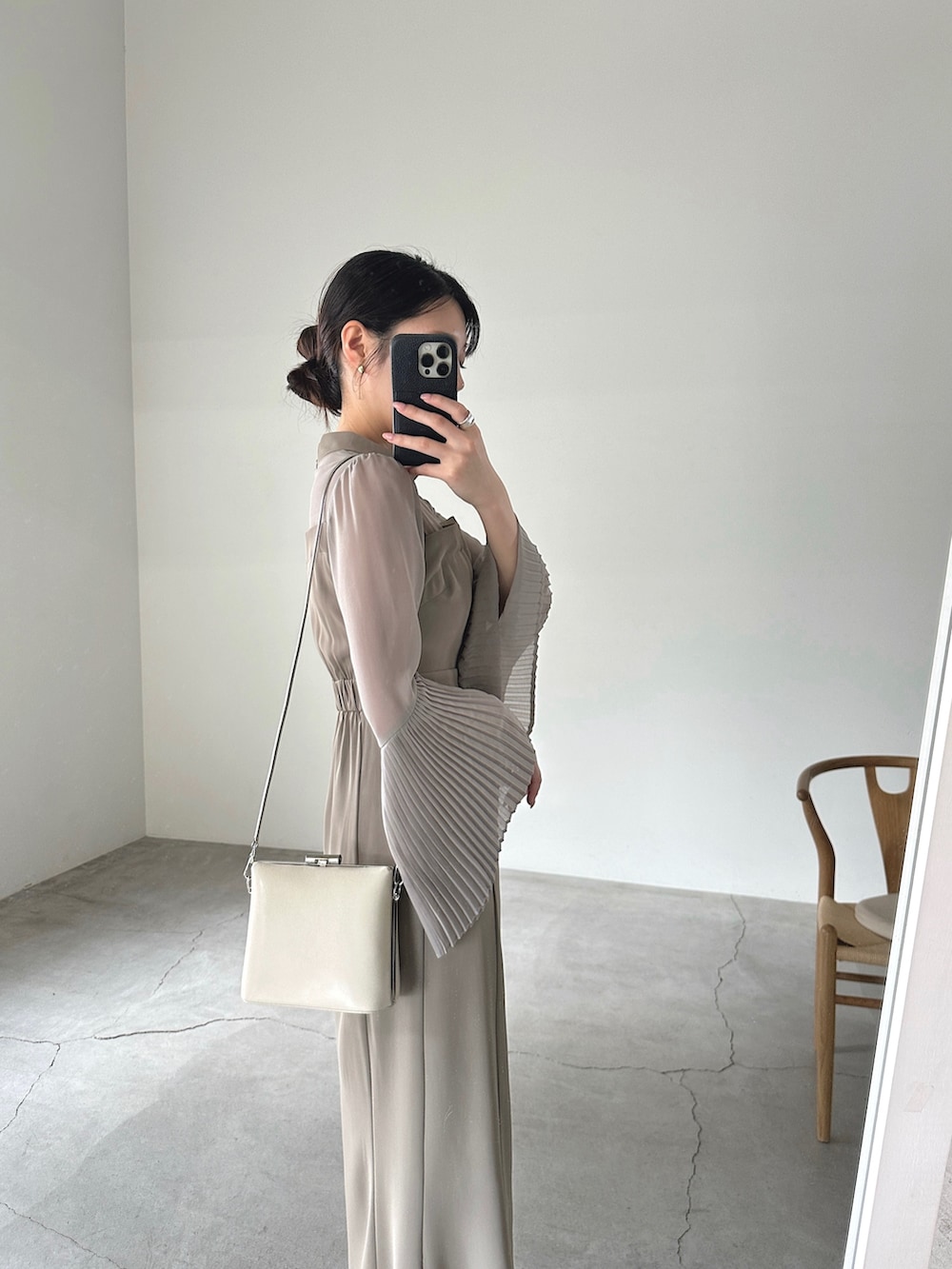 「オケージョン、結婚式、結婚式二次会スタイル、お呼ばれスタイル」｜「select MOCAの【オケージョン/結婚式】プリーツフレアスリーブロングワンピース（ワンピース、グレー系）」を使った、yuriさん（レディース・167cm）の夏コーディネートの3枚目の写真