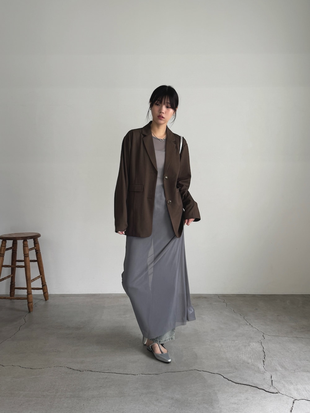 「ジャケット、テーラードジャケット、春コーデ、オトナカワイイ、きれいめカジュアル、ジャケットコーデ、シンプルコーデ、シアーワンピース、高身長女子、高身長コーデ、レイヤードスタイル、デニム、デニムパンツ」｜「select MOCA by sonのシアーストレッチロングワンピース（ワンピース、グレー系）」を使った、yuriさん（骨格ストレート・レディース・167cm）の春コーディネートの5枚目の写真