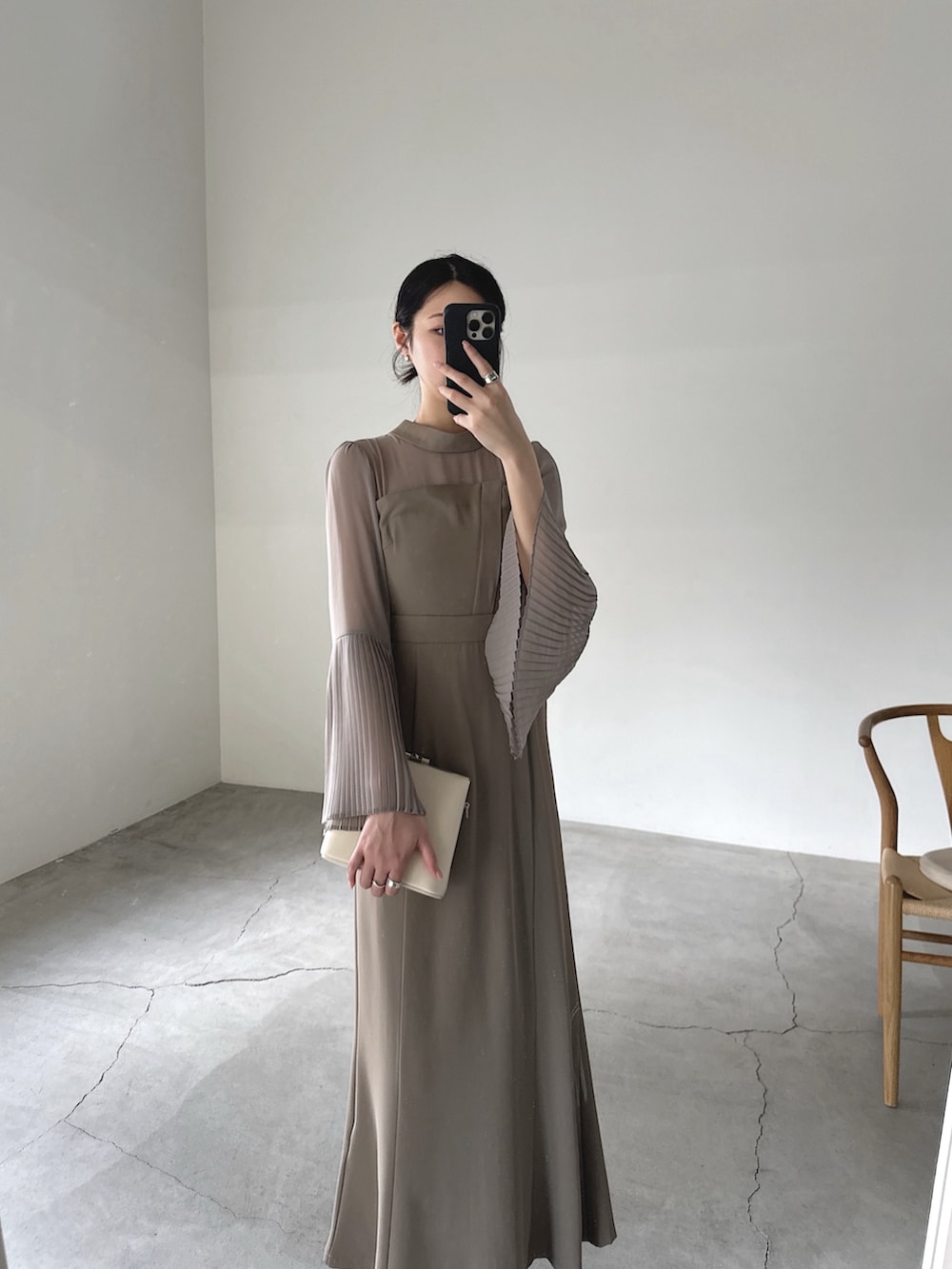「オケージョン、結婚式、結婚式二次会スタイル、お呼ばれスタイル」｜「select MOCAの【オケージョン/結婚式】プリーツフレアスリーブロングワンピース（ワンピース、グレー系）」を使った、yuriさん（レディース・167cm）の夏コーディネートの2枚目の写真