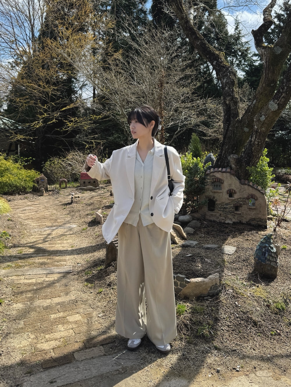 「ジャケット、ジャケットスタイル、ジャケットコーデ、アイボリー、淡色コーデ、淡色女子、ベージュパンツ、ベージュコーデ、スラックス、春コーデ、高身長女子、高身長コーデ、ワントーンコーデ」｜「select MOCAのバックオープンテーラードジャケット（テーラードジャケット、ホワイト系）」を使った、yuriさん（骨格ストレート・レディース・167cm）の春コーディネートの2枚目の写真