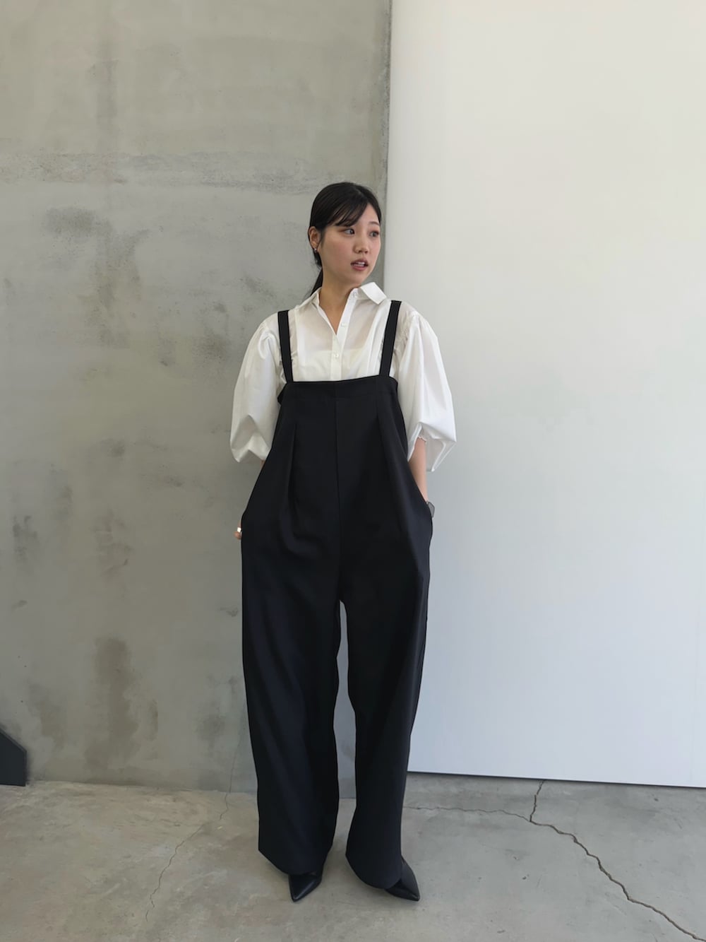 「サロペット、サロペットコーデ、サロペットパンツ、ハンサムコーデ、高身長女子、高身長コーデ、春コーデ」｜「select MOCA Etのノーカラージャケットサロペットセットアップ（サロペット/オーバーオール、ブラック系）」を使った、yuriさん（骨格ストレート・レディース・167cm）の冬コーディネートの5枚目の写真