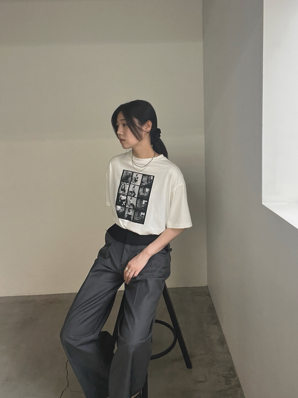 「休日スタイル、きれいめカジュアル、ロゴT、Tシャツ」｜「select MOCA by sonのアソートプリントオーバーサイズTシャツ（Tシャツ/カットソー、ホワイト系）」を使った、yuriさん（レディース・167cm）の夏コーディネートの4枚目の写真