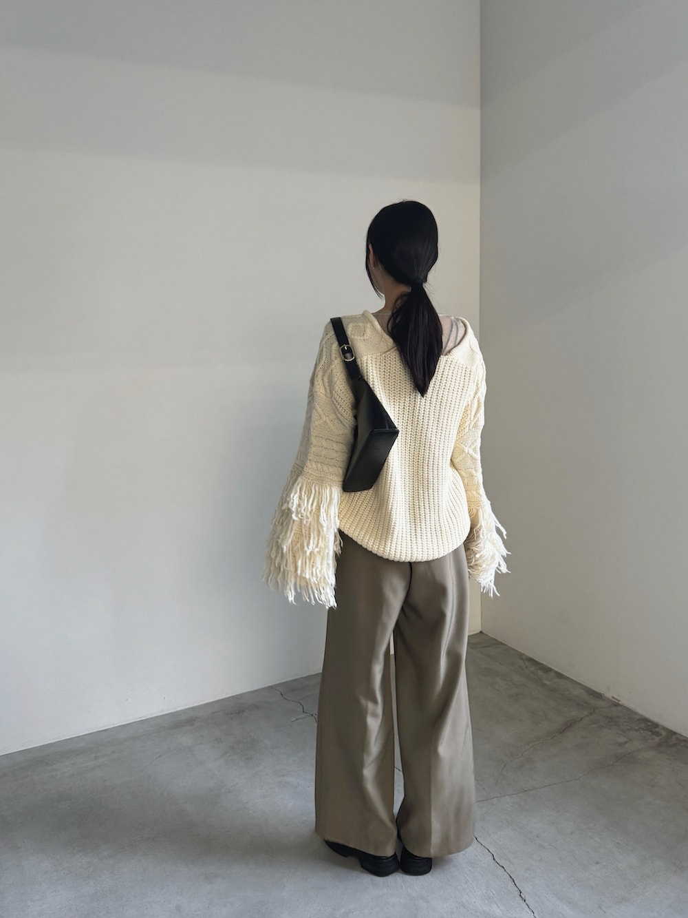 「ベージュニット、アイボリーニット、ニットコーデ、ボリュームニット、フリンジニット、ワントーンコーデ、淡色コーデ、大人カジュアル、高身長女子」｜「select MOCAのフリンジスリーブオーバーアランニット（ニット/セーター、ホワイト系）」を使った、yuriさん（レディース・167cm）の秋コーディネートの3枚目の写真