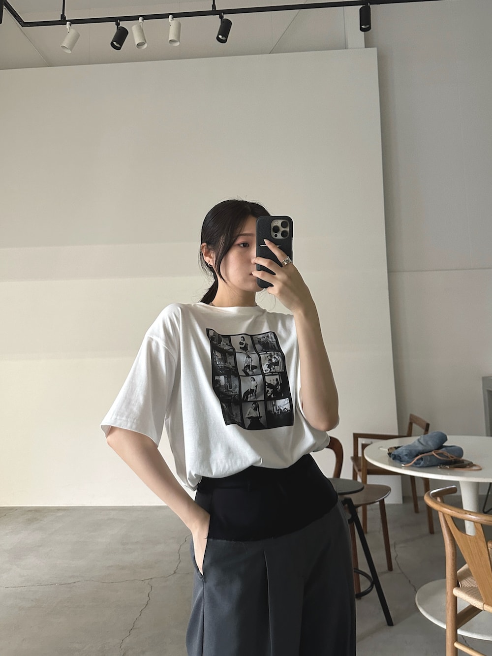 「休日スタイル、きれいめカジュアル、ロゴT、Tシャツ」｜「select MOCA by sonのアソートプリントオーバーサイズTシャツ（Tシャツ/カットソー、ホワイト系）」を使った、yuriさん（レディース・167cm）の夏コーディネートの3枚目の写真