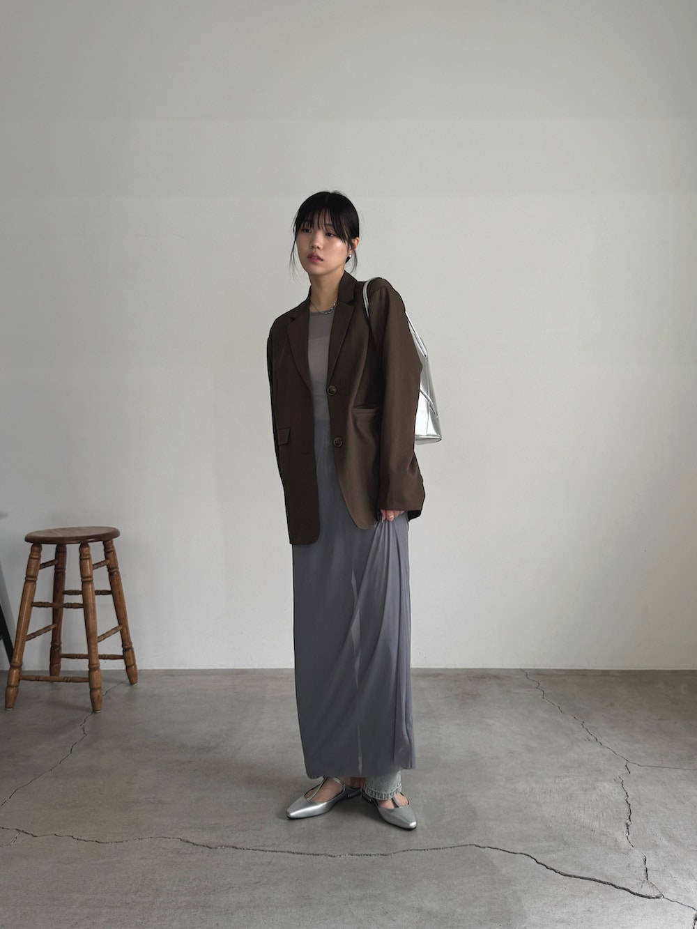 「ジャケット、テーラードジャケット、春コーデ、オトナカワイイ、きれいめカジュアル、ジャケットコーデ、シンプルコーデ、シアーワンピース、高身長女子、高身長コーデ、レイヤードスタイル、デニム、デニムパンツ」｜「select MOCA by sonのシアーストレッチロングワンピース（ワンピース、グレー系）」を使った、yuriさん（骨格ストレート・レディース・167cm）の春コーディネートの6枚目の写真
