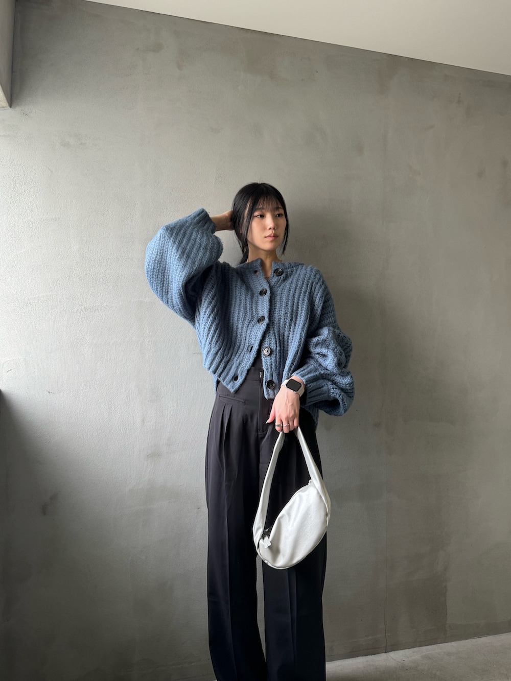 「ブルーコーデ、ブルーニット、カーディガン、カーディガンコーデ、スラックス、高身長コーデ、高身長女子、冬コーデ」｜「select MOCA by sonのボリュームスリーブオーバーカーディガン（カーディガン/ボレロ、ブルー系）」を使った、yuriさん（レディース・167cm）の秋コーディネートの4枚目の写真