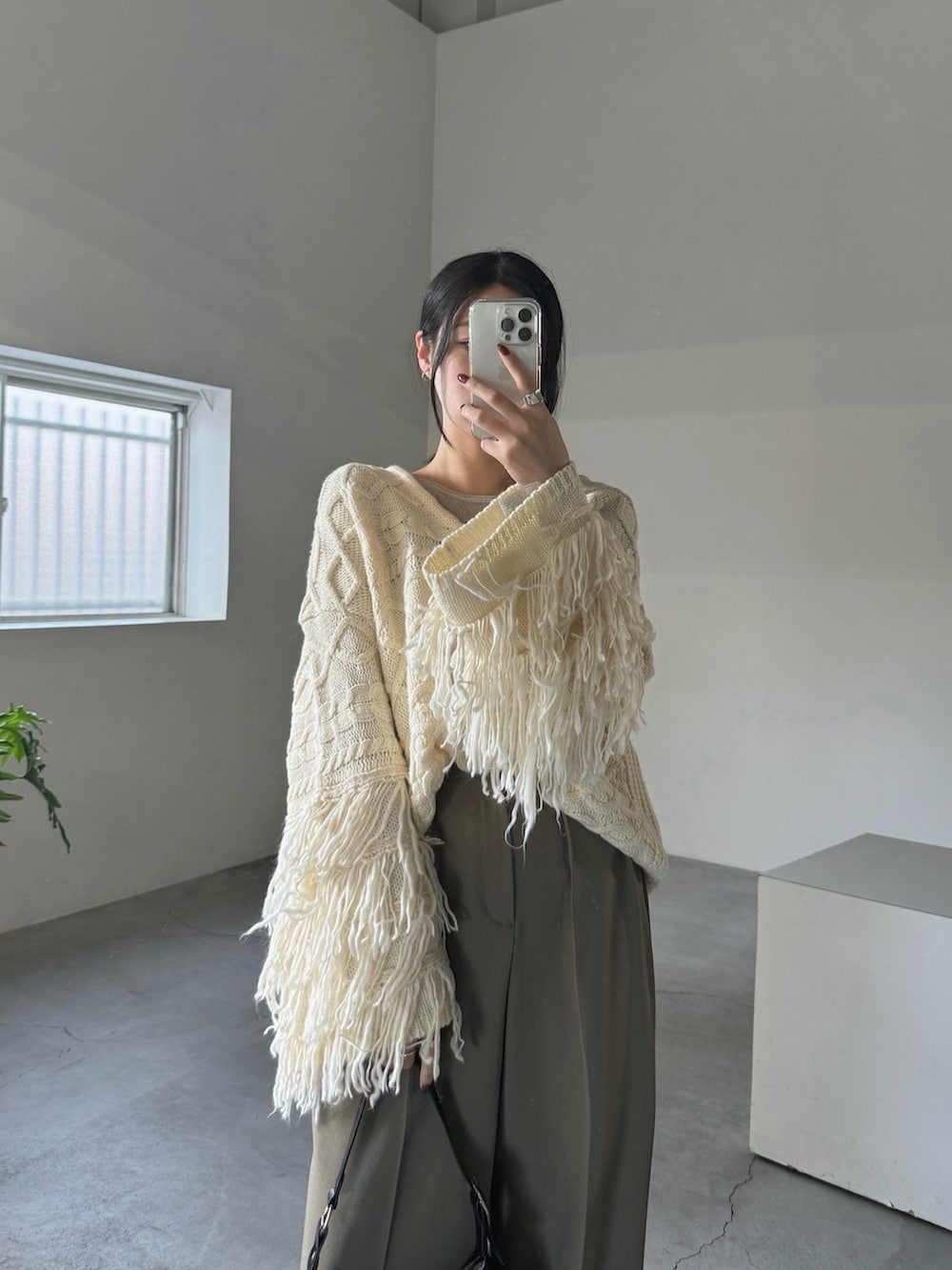 「ベージュニット、アイボリーニット、ニットコーデ、ボリュームニット、フリンジニット、ワントーンコーデ、淡色コーデ、大人カジュアル、高身長女子」｜「select MOCAのフリンジスリーブオーバーアランニット（ニット/セーター、ホワイト系）」を使った、yuriさん（レディース・167cm）の秋コーディネートの5枚目の写真