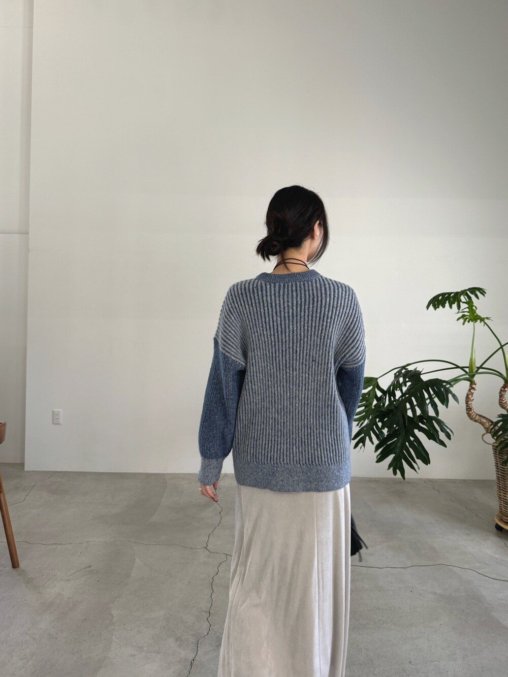 「ニット、ニットコーデ、ブルーニット、ブルー x ホワイト、スカート、ロングスカート、シャイニースカート、大人カジュアル、高身長女子」｜「select MOCAのメランジ配色リブニットトップス（ニット/セーター、ブルー系）」を使った、yuriさん（レディース・167cm）の秋コーディネートの2枚目の写真