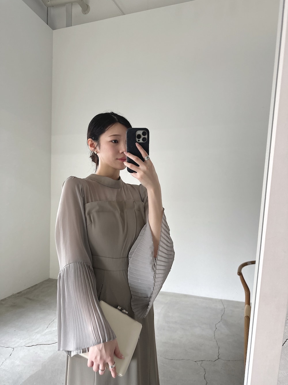 「オケージョン、結婚式、結婚式二次会スタイル、お呼ばれスタイル」｜「select MOCAの【オケージョン/結婚式】プリーツフレアスリーブロングワンピース（ワンピース、グレー系）」を使った、yuriさん（レディース・167cm）の夏コーディネートの5枚目の写真
