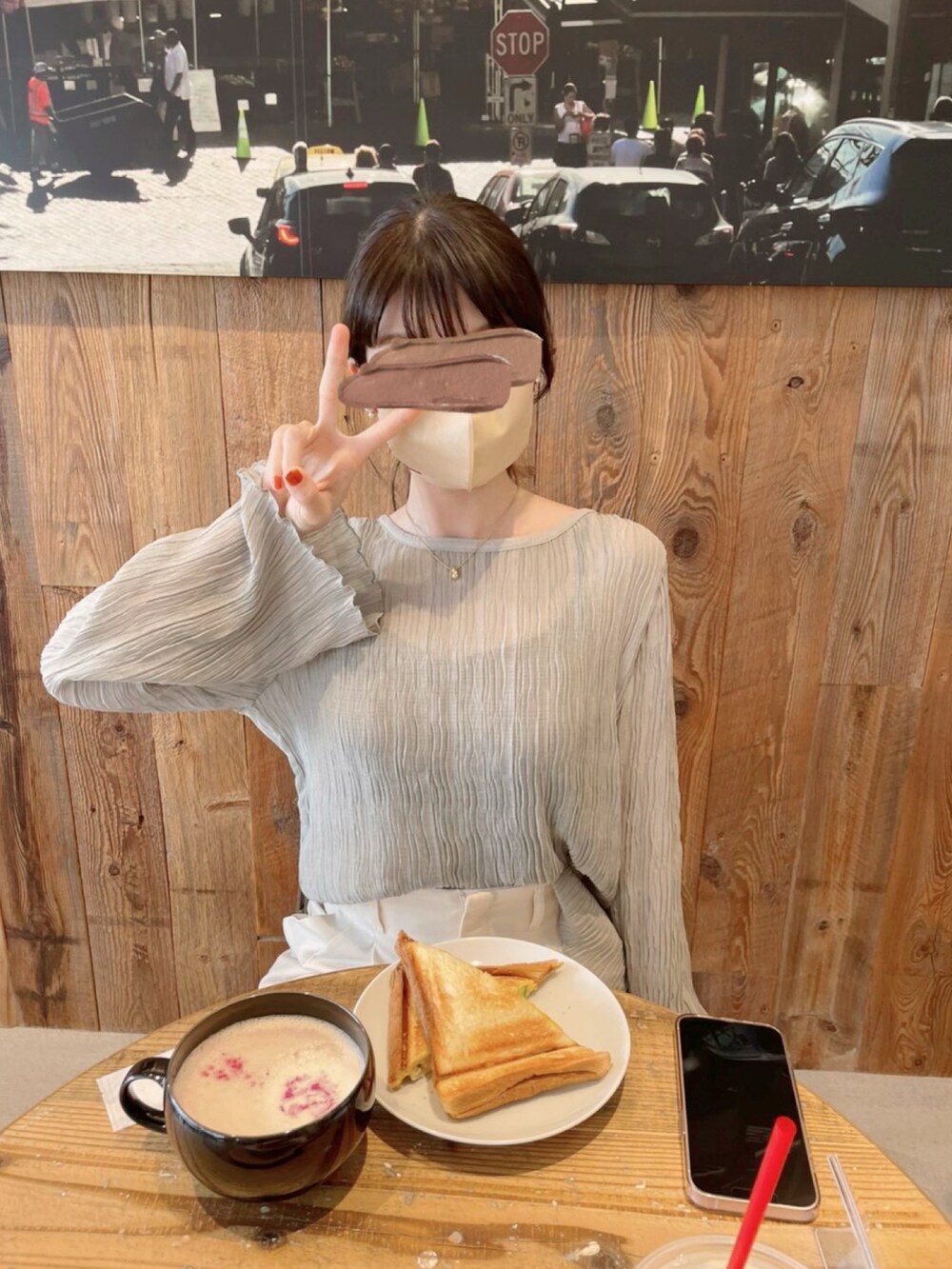 ホワイト系のパンツ、グリーン系のシャツ/ブラウスを着用したレディースの春コーディネートの2枚目の写真