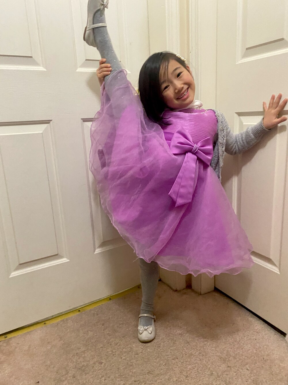 「dress up、school、dress day、vancouver、girl」｜「???のアイテム（ドレス、パープル系）」を使った、Uiさん（キッズ・104cm）の冬コーディネートの3枚目の写真