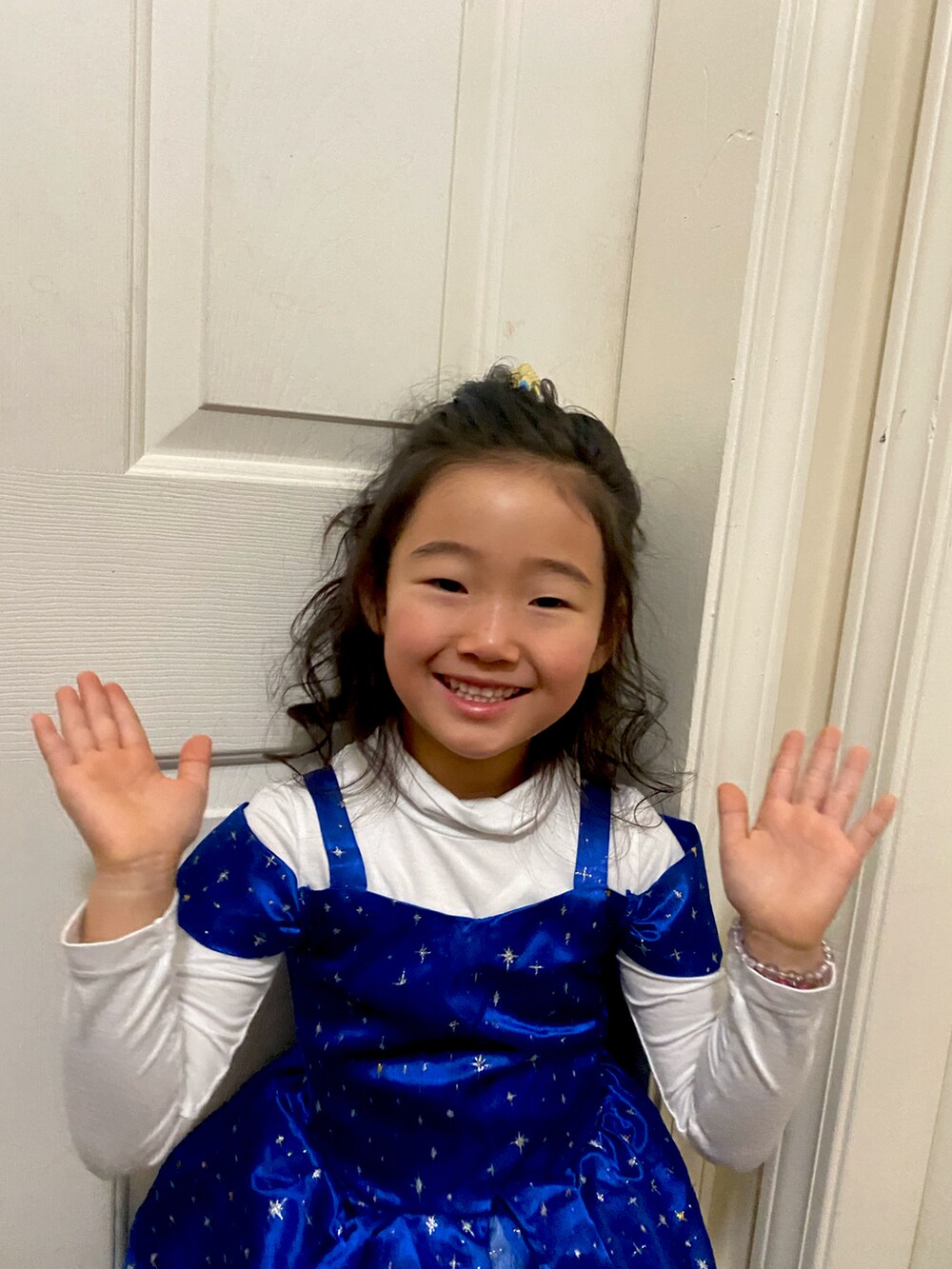 「winter、school、dress code day、vancouver、blue or white or snowflakes」｜「???のアイテム（ワンピース/ドレス、ブルー系）」を使った、Uiさん（キッズ・104cm）の冬コーディネートの3枚目の写真