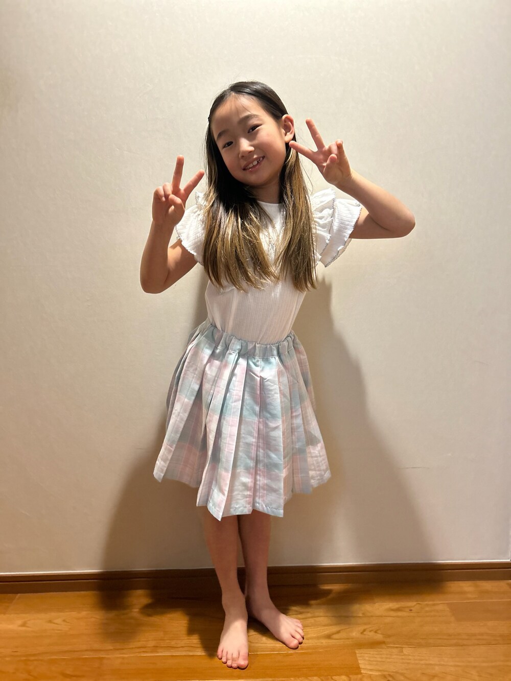 「mezzo pianoのハートポーチ付　チェックプリーツ　スカパン（スカート、ブルー系）」を使った、Uiさん（キッズ・122cm）の春コーディネートの2枚目の写真
