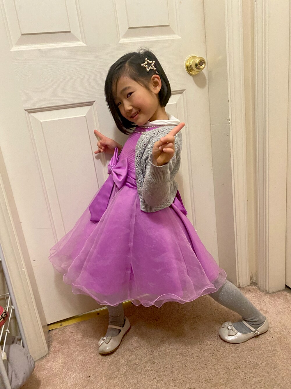 「dress up、school、dress day、vancouver、girl」｜「???のアイテム（ドレス、パープル系）」を使った、Uiさん（キッズ・104cm）の冬コーディネートの2枚目の写真