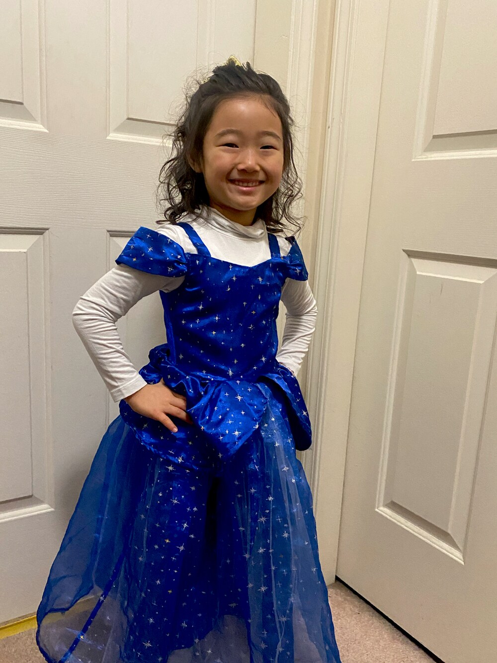 「winter、school、dress code day、vancouver、blue or white or snowflakes」｜「???のアイテム（ワンピース/ドレス、ブルー系）」を使った、Uiさん（キッズ・104cm）の冬コーディネートの2枚目の写真