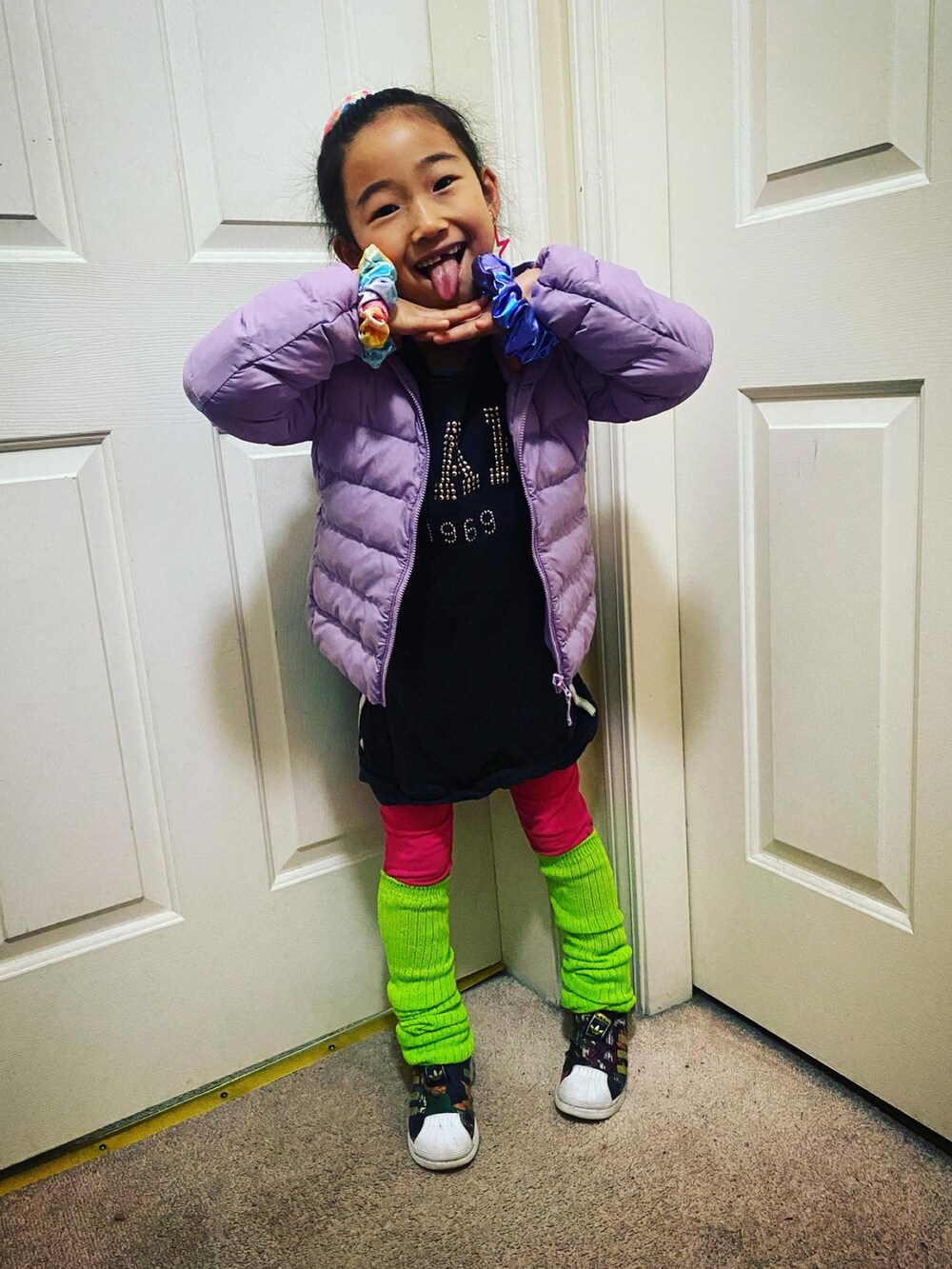 「８０’S、colorful、school」｜「UNIQLOのアイテム（ダウンジャケット/コート、パープル系）」を使った、Uiさん（キッズ・92cm）の春コーディネートの3枚目の写真