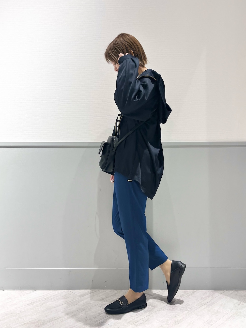 その他のニット/セーター、ブルー系のマウンテンパーカー、ブルー系のスラックスを着用したレディースの春コーディネートの4枚目の写真