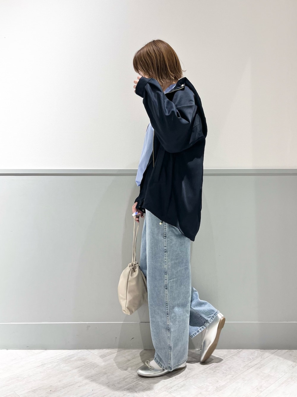 ブルー系のシャツ/ブラウス、ブルー系のマウンテンパーカー、ブルー系のデニムパンツを着用したレディースの春コーディネートの5枚目の写真