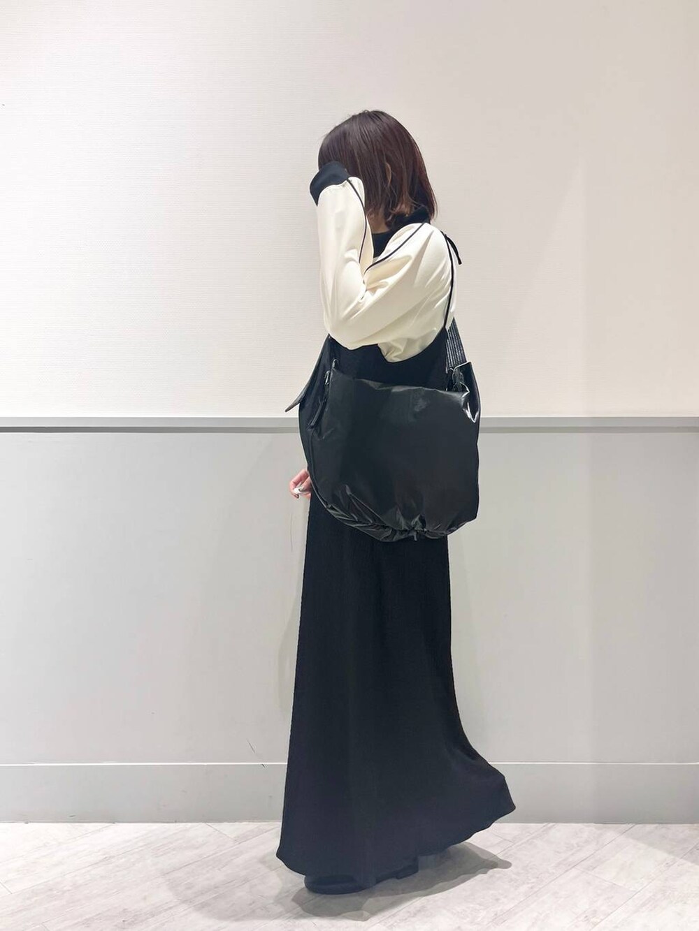 ブラック系のショルダーバッグ、ブラック系のローファー、ブラック系のワンピースを着用したレディースの春コーディネートの6枚目の写真