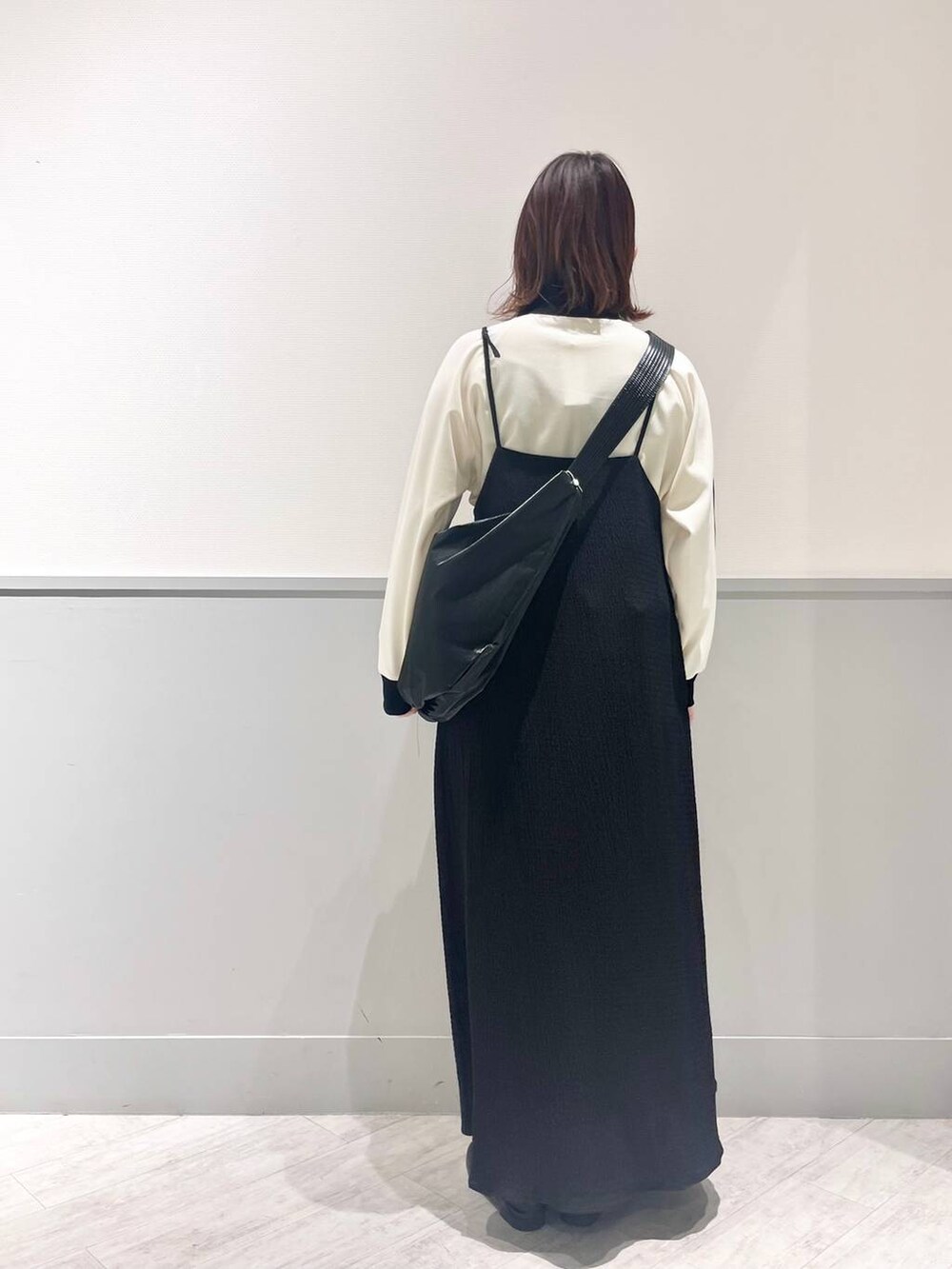ブラック系のショルダーバッグ、ブラック系のローファー、ブラック系のワンピースを着用したレディースの春コーディネートの5枚目の写真