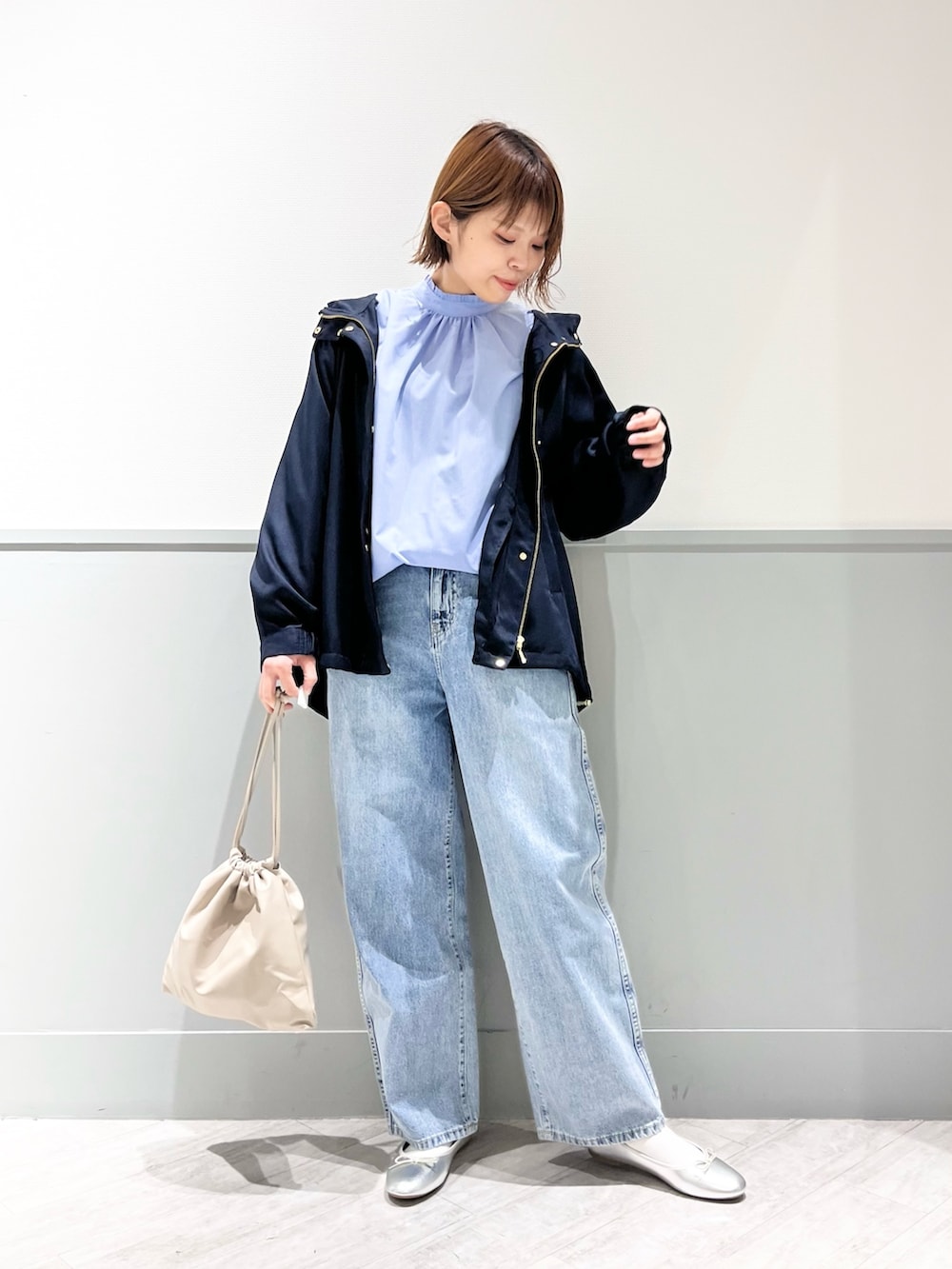 ブルー系のシャツ/ブラウス、ブルー系のマウンテンパーカー、ブルー系のデニムパンツを着用したレディースの春コーディネートの2枚目の写真
